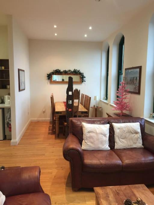 Converted Chapel Filey Floor To Ceiling Arch Window מראה חיצוני תמונה