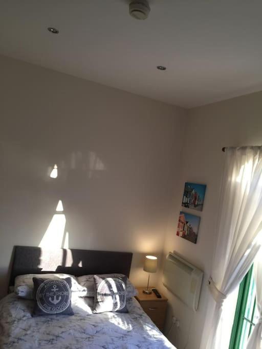 Converted Chapel Filey Floor To Ceiling Arch Window מראה חיצוני תמונה