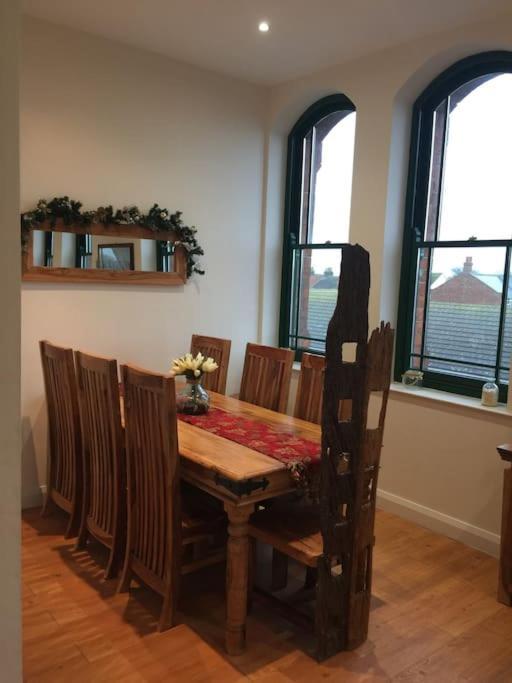 Converted Chapel Filey Floor To Ceiling Arch Window מראה חיצוני תמונה