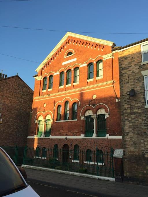 Converted Chapel Filey Floor To Ceiling Arch Window מראה חיצוני תמונה